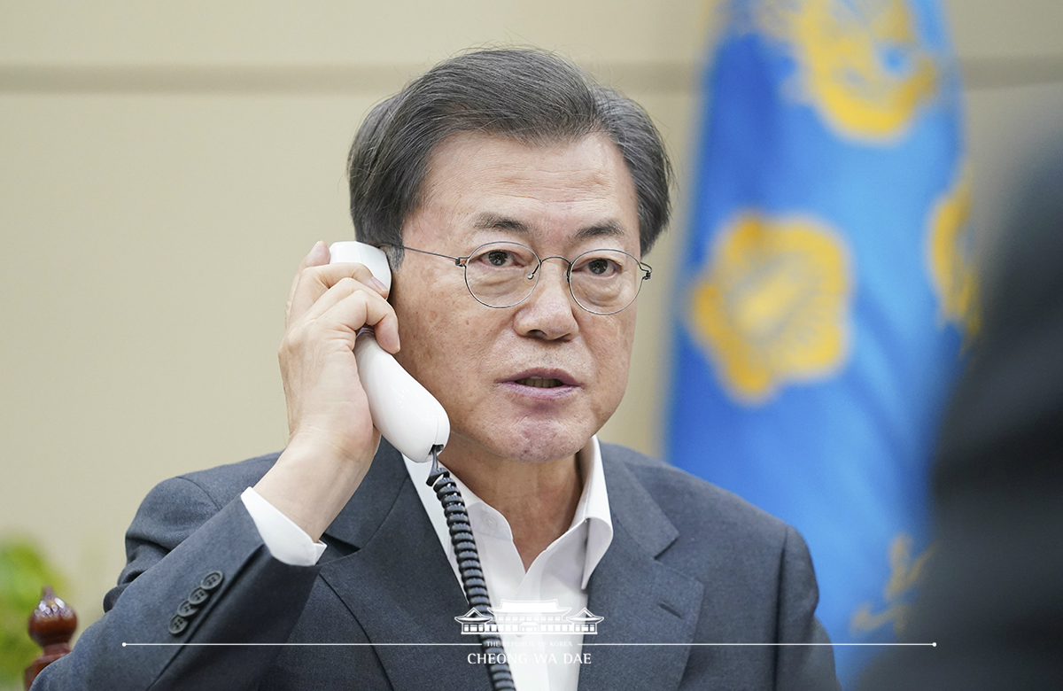 Speaking by phone to President of China Xi Jinping at Cheong Wa Dae 