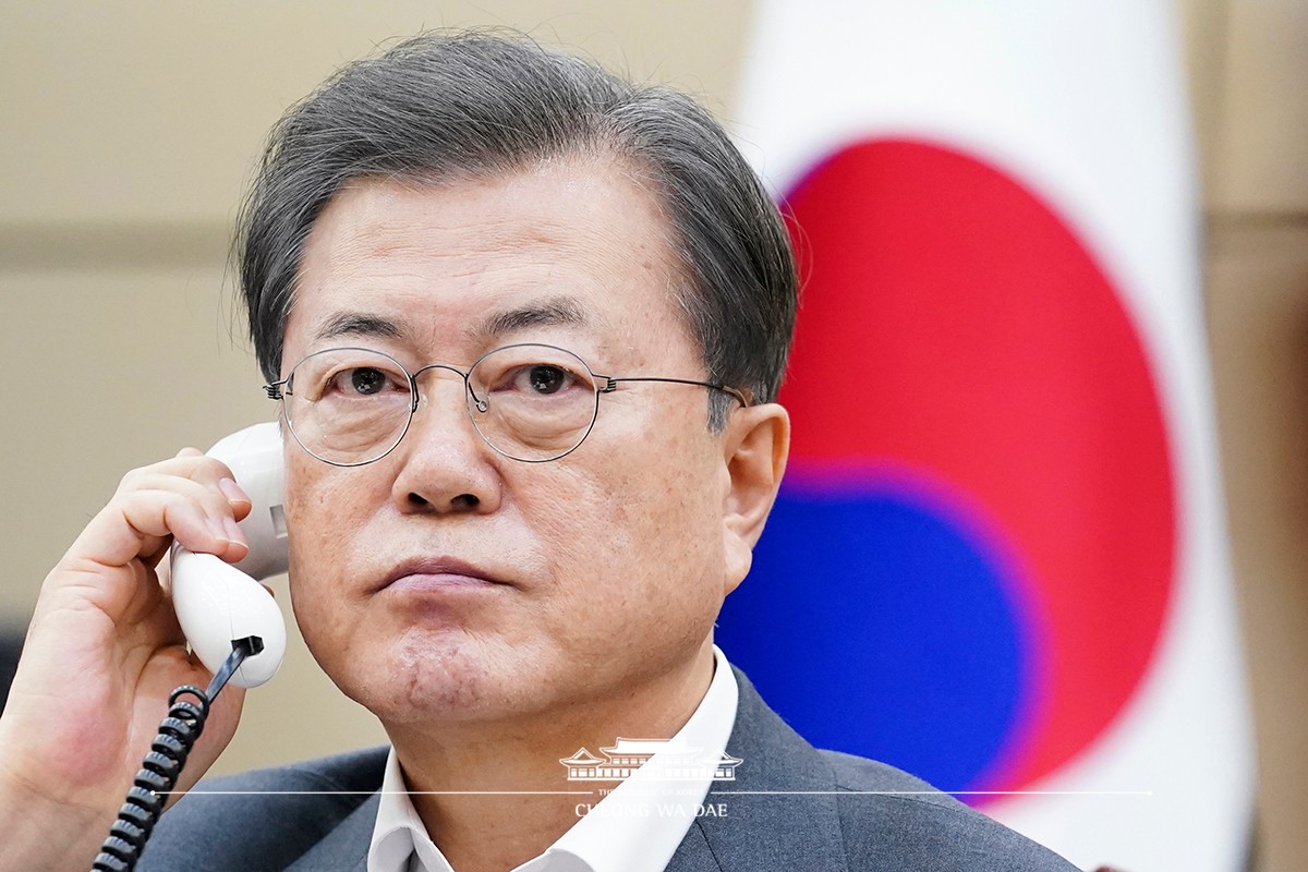 Speaking by phone to President of China Xi Jinping at Cheong Wa Dae 