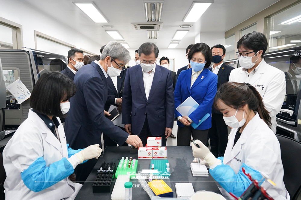 President Moon Jae-in on April 6 discussed with Peruvian President Martin Alberto Vizcarra over the phone bilateral cooperation in fighting the novel coronavirus disease (COVID-19). The photo above shows President Moon visiting on March 25 a company whose COVID-19 test kits received approval for immediate use.