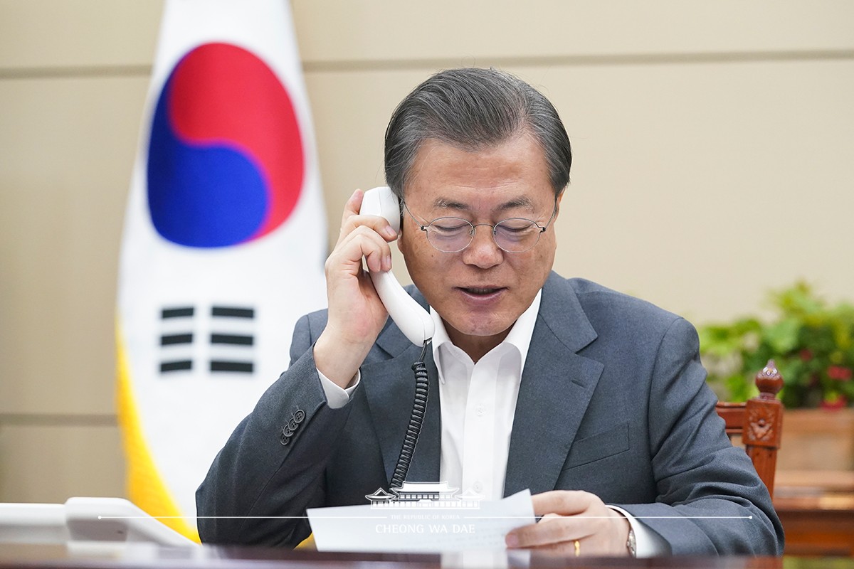 Speaking by phone at Cheong Wa Dae to Peruvian President Martin Alberto Vizcarra Cornejo