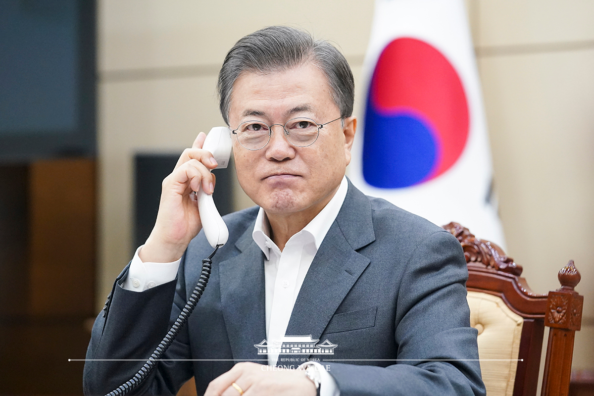 Speaking by phone at Cheong Wa Dae to Co-chair of the Bill & Melinda Gates Foundation Bill Gates