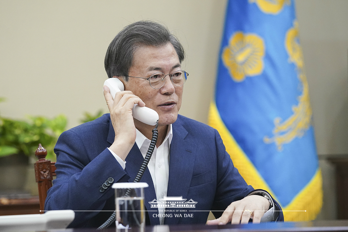  Speaking by phone to President of France Emmanuel Macron at Cheong Wa Dae 