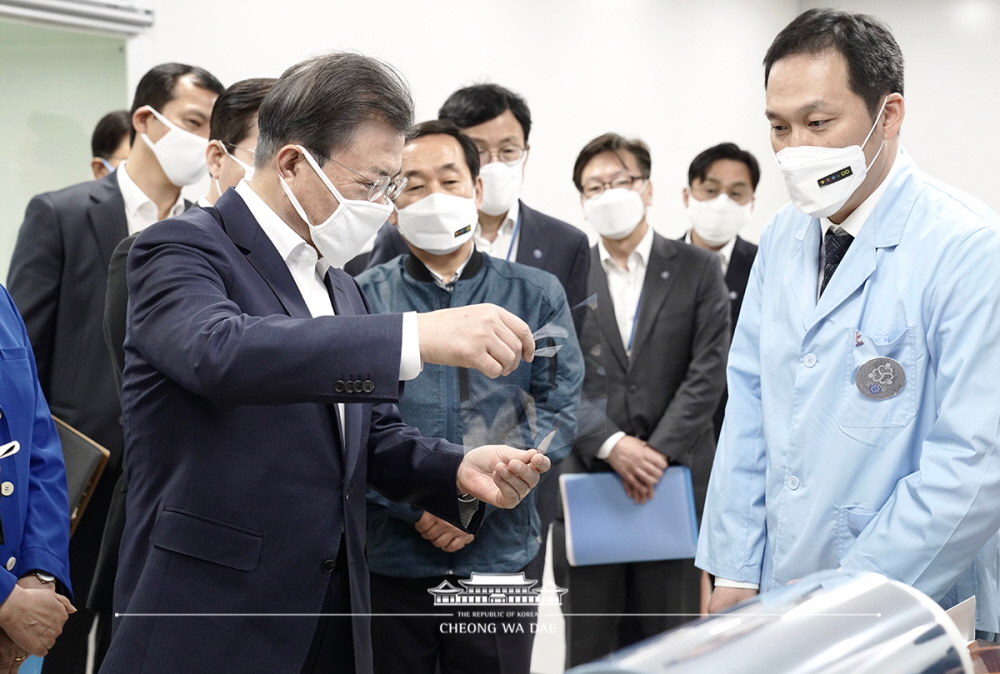 President Moon Jae-in on April 2 said his administration is willing to actively share with the international community the nation's quarantine and treatment experience as well as relevant clinical data. The photo above is of the president on April 1 visiting the fluorine polyimide production site of Kolon Industries in Gumi, Gyeongsangbuk-do Province.