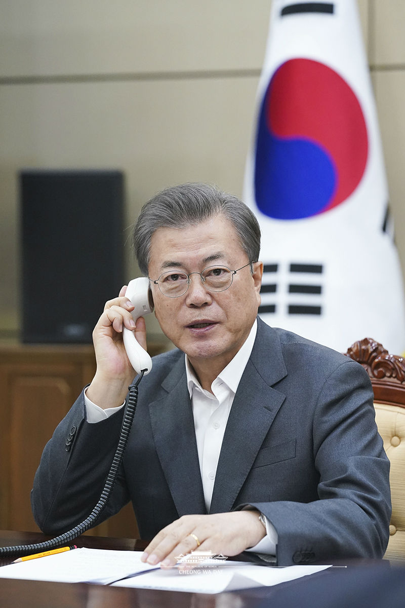  Speaking by phone to President of Egypt Abdel Fattah El Sisi at Cheong Wa Dae 