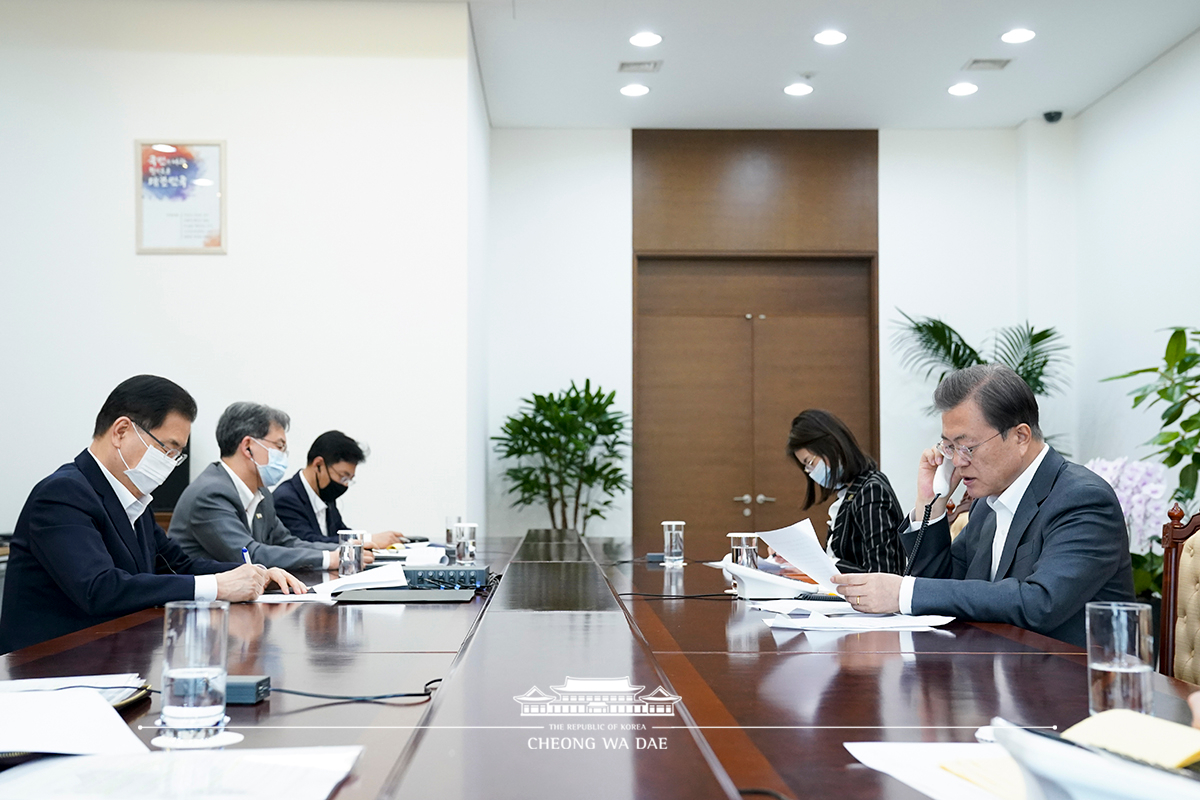 Speaking by phone at Cheong Wa Dae to the Director-General of the World Health Organization, Dr. Tedros Adhanom Ghebreyesus