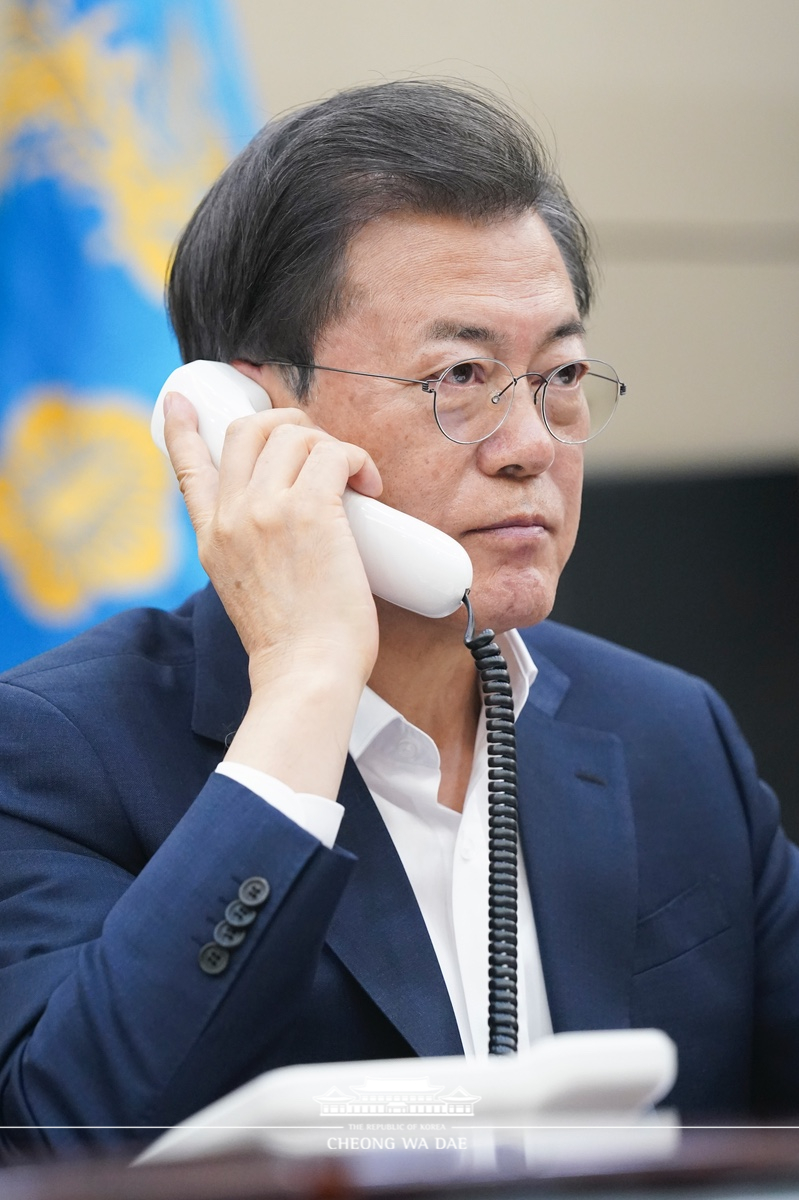 Speaking by phone to Prime Minister of Spain Pedro Sánchez at Cheong Wa Dae 