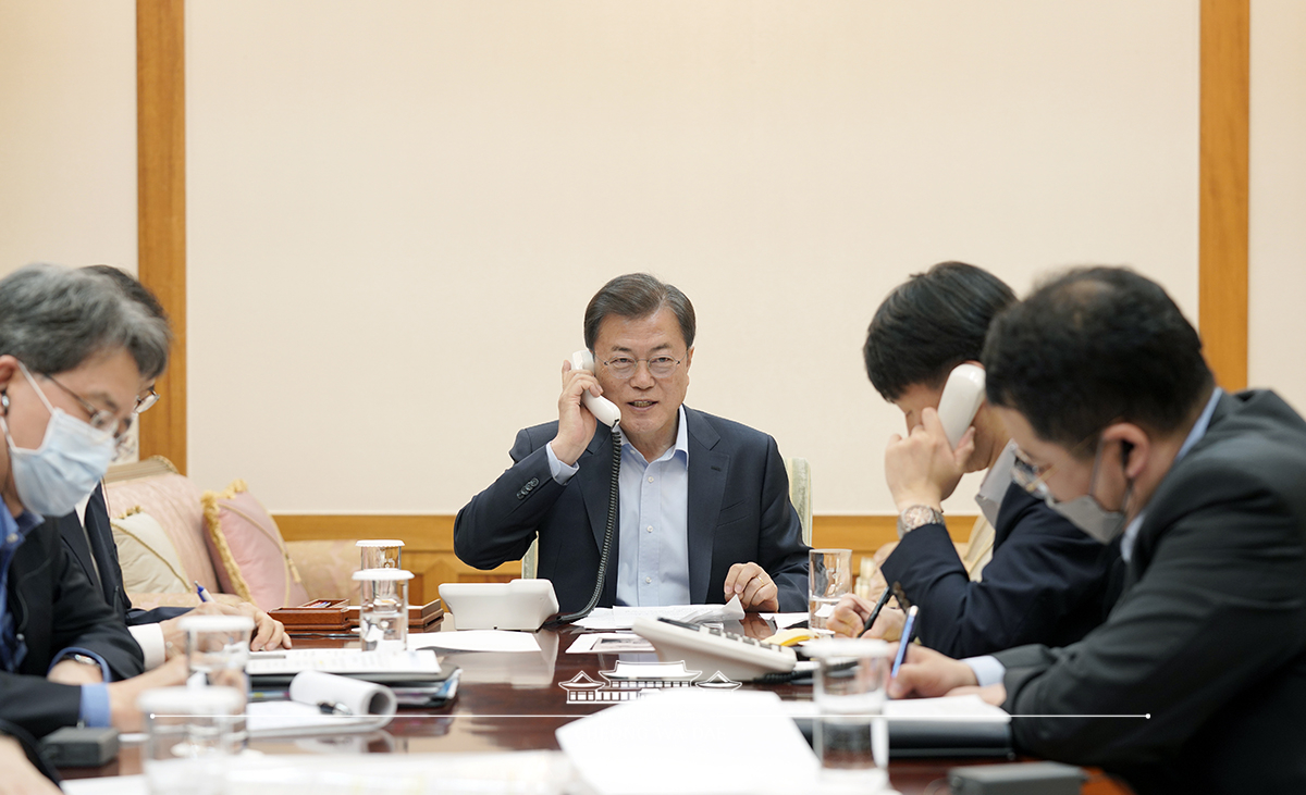 Speaking by phone at Cheong Wa Dae to U.S. President Donald Trump