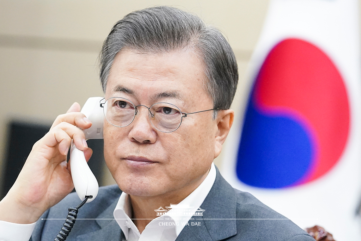 Speaking by phone at Cheong Wa Dae to Co-chair of the Bill & Melinda Gates Foundation Bill Gates