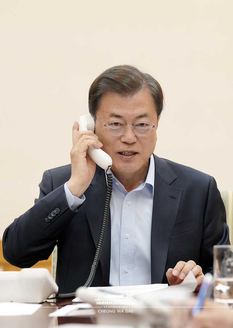 Speaking by phone at Cheong Wa Dae to U.S. President Donald Trump