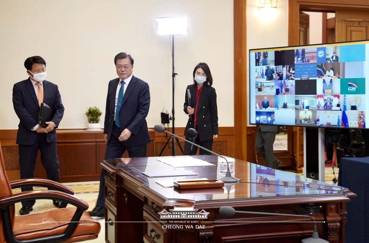 Participating in the extraordinary virtual G20 Leaders’ Summit from Cheong Wa Dae 