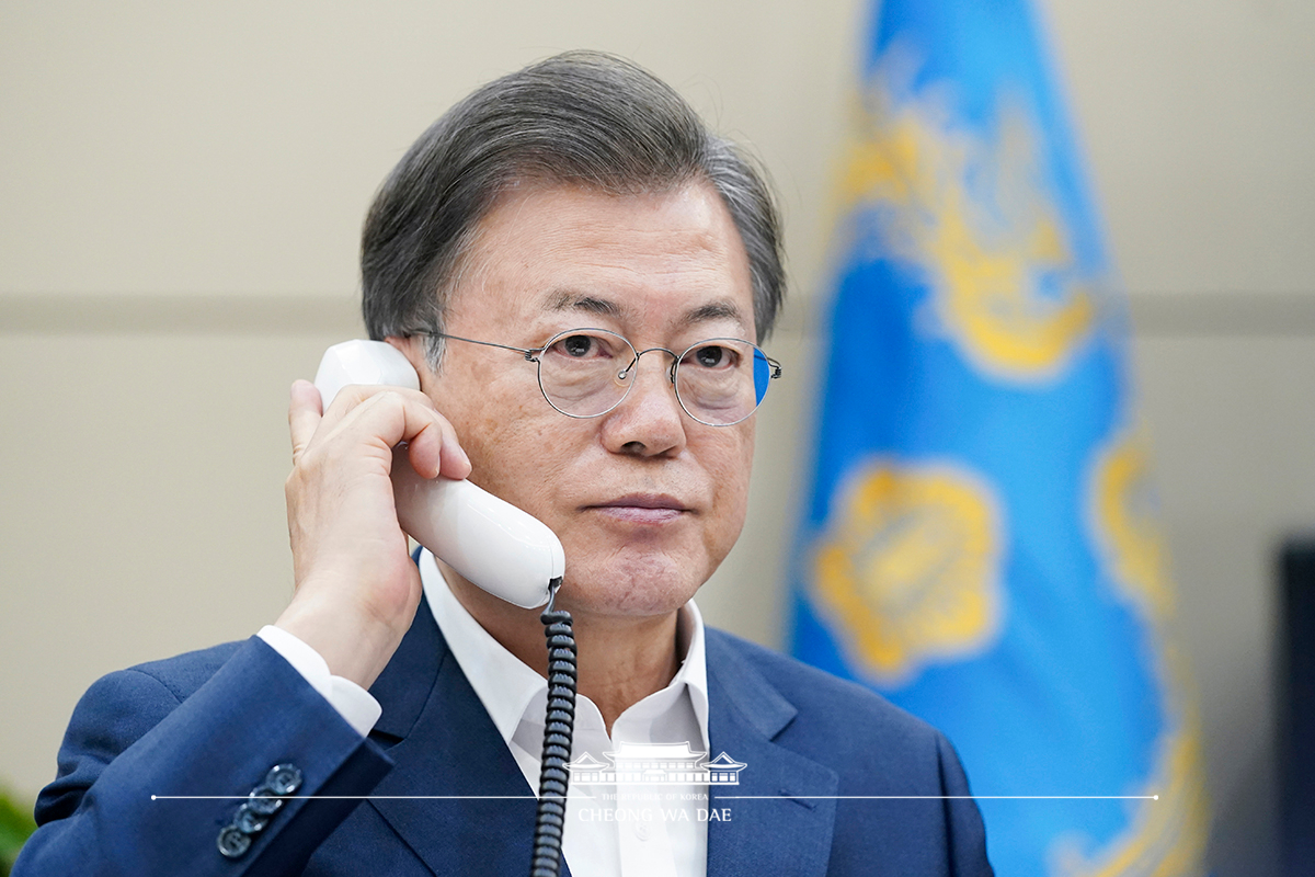 Speaking by phone at Cheong Wa Dae to Uzbek President Shavkat Mirziyoyev