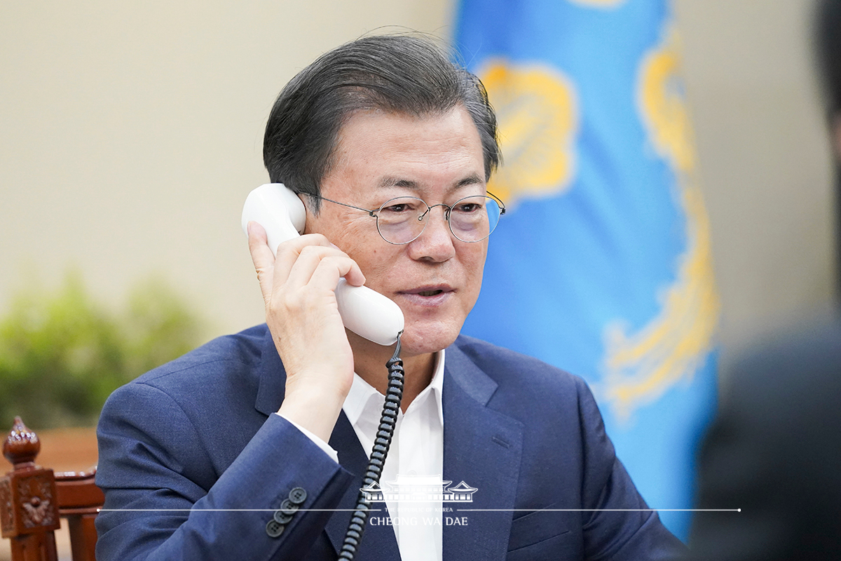 Speaking by phone to Prime Minister of Canada Justin Trudeau at Cheong Wa Dae 