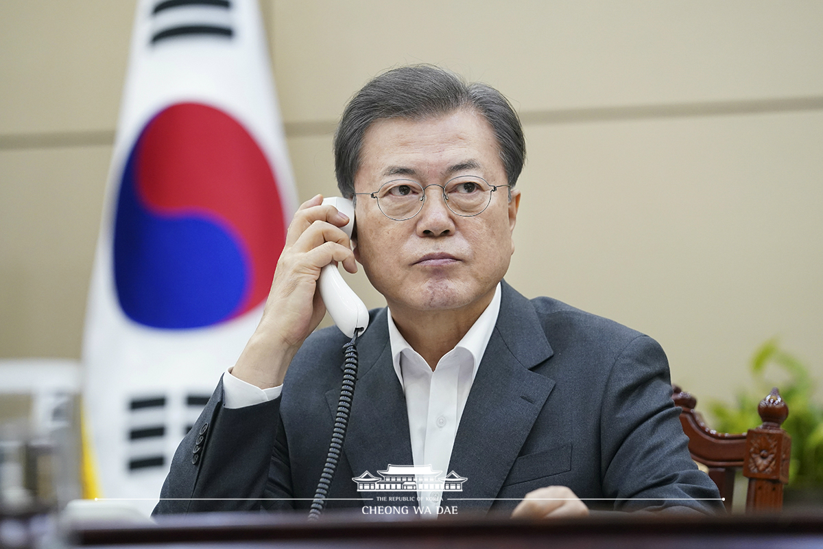 Speaking by phone to President of China Xi Jinping at Cheong Wa Dae 