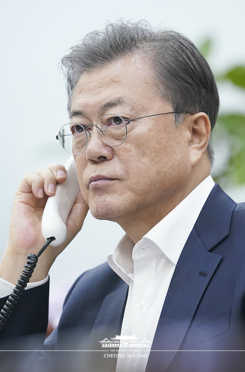 Speaking by phone to Prime Minister of Sweden Stefan Löfven at Cheong Wa Dae 