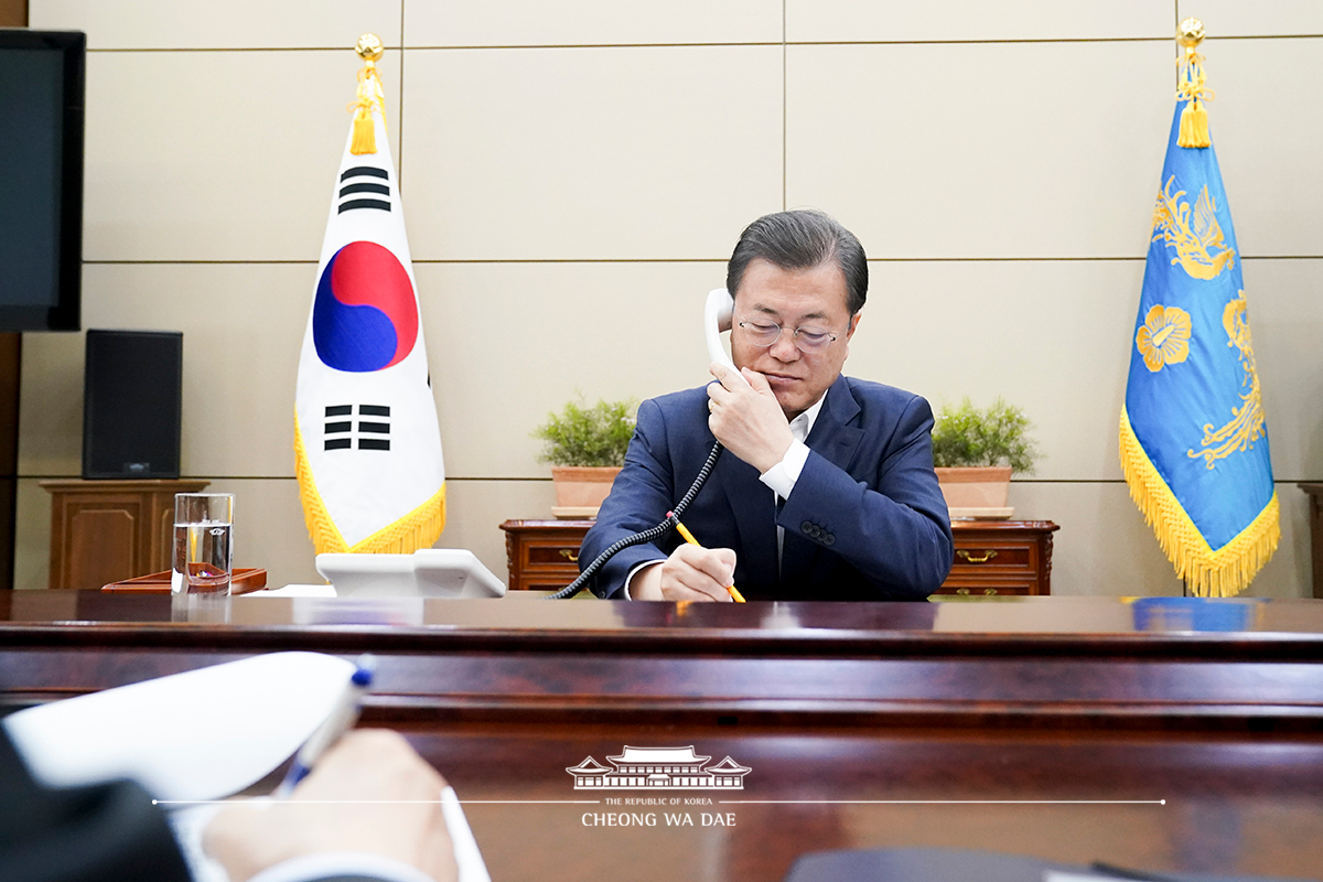 Speaking by phone to Prime Minister of Canada Justin Trudeau at Cheong Wa Dae 