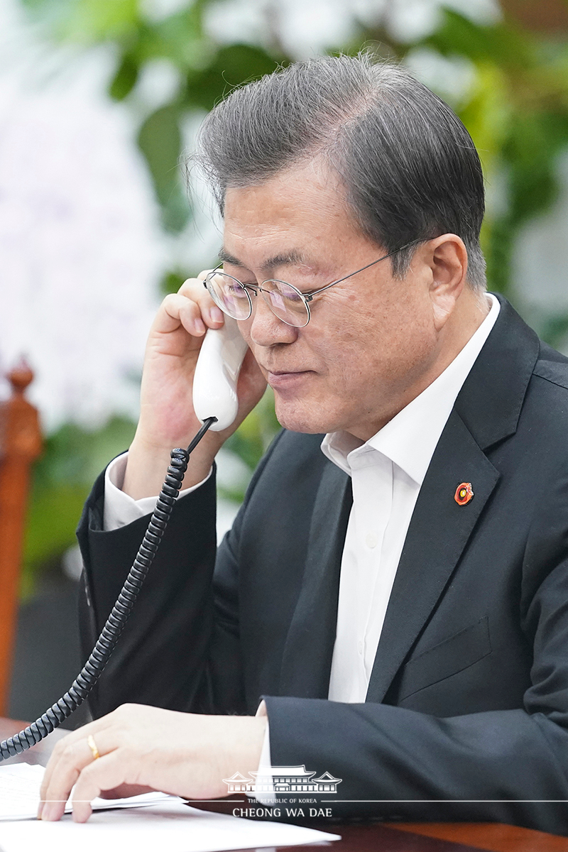 Speaking by phone at Cheong Wa Dae to Vietnamese Prime Minister Nguyen Xuan Phuc