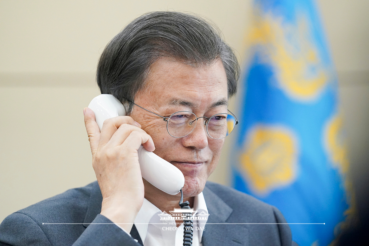 Speaking by phone at Cheong Wa Dae to the Director-General of the World Health Organization, Dr. Tedros Adhanom Ghebreyesus