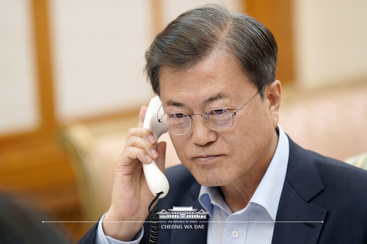 Speaking by phone at Cheong Wa Dae to U.S. President Donald Trump