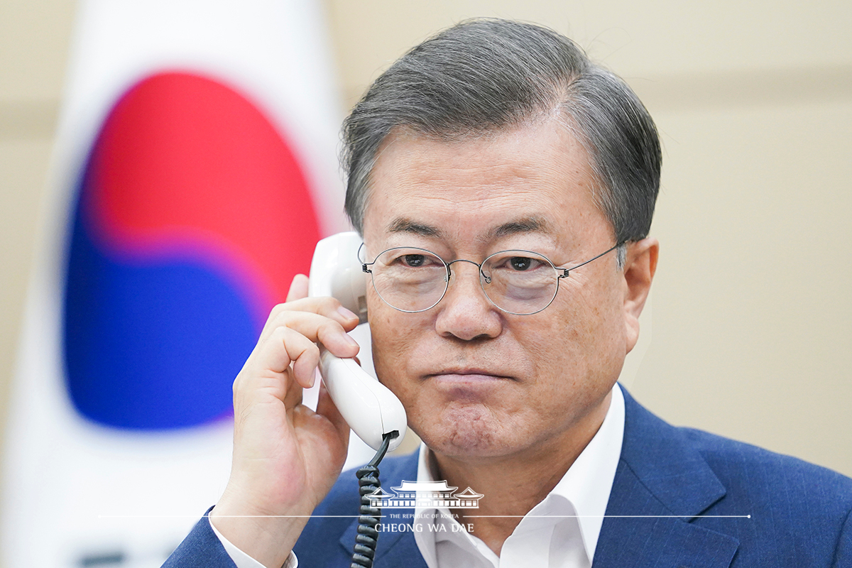 Speaking by phone at Cheong Wa Dae to Australian Prime Minister Scott Morrison