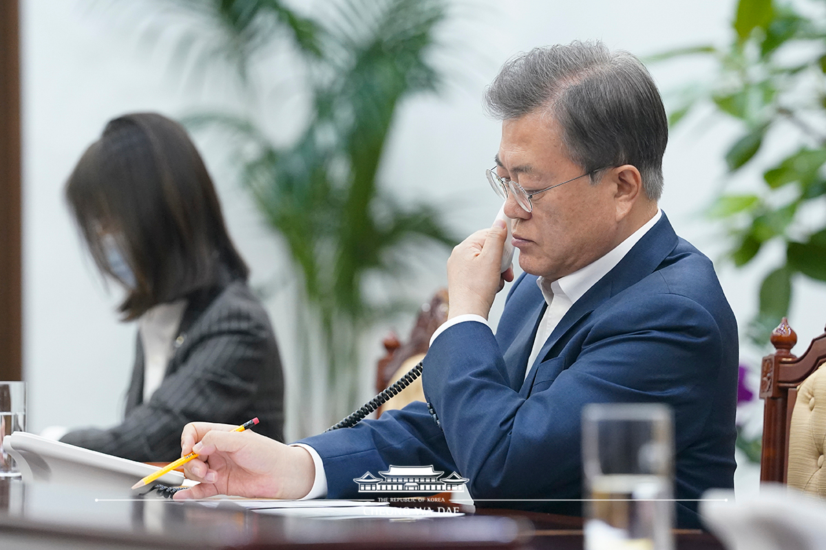 Speaking by phone at Cheong Wa Dae to Uzbek President Shavkat Mirziyoyev