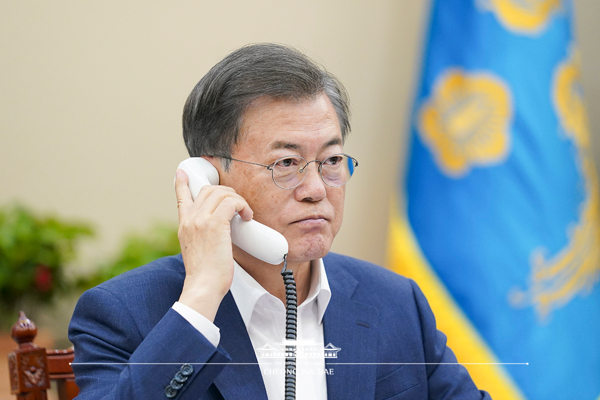 Speaking by phone at Cheong Wa Dae to Polish President Andrzej Duda