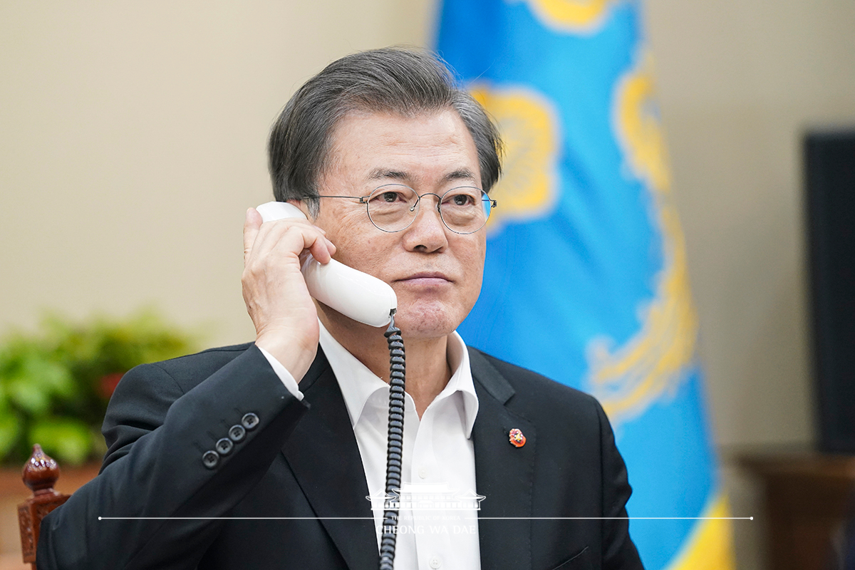 Speaking by phone at Cheong Wa Dae to Vietnamese Prime Minister Nguyen Xuan Phuc