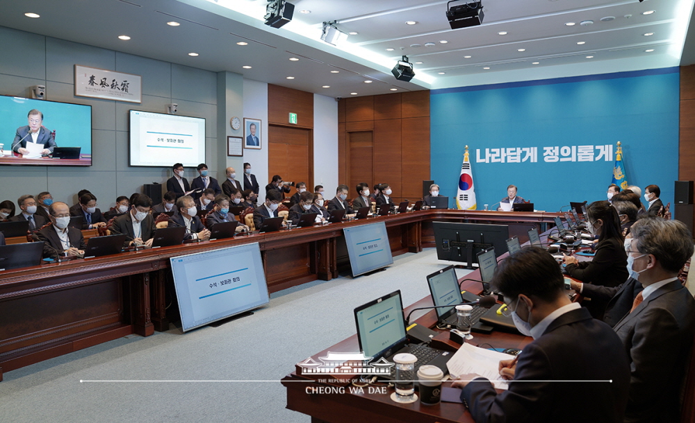 President Moon Jae-in on April 13 talked on the phone with Uzbek President Shavkat Mirziyoyev and later on the same day with Bhutanese Prime Minister Lotay Tshering, both of whom requested medical aid to combat the novel coronavirus disease (COVID-19). The photo above is of President Moon on April 13 holding a meeting of his senior secretaries at Cheong Wa Dae. 