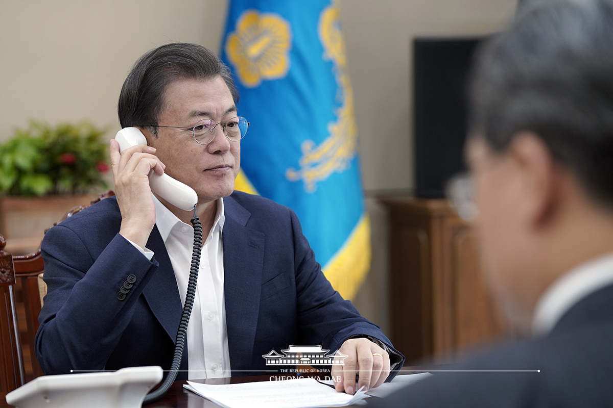 Speaking by phone to Prime Minister of Bulgaria Boyko Borissov at Cheong Wa Dae 