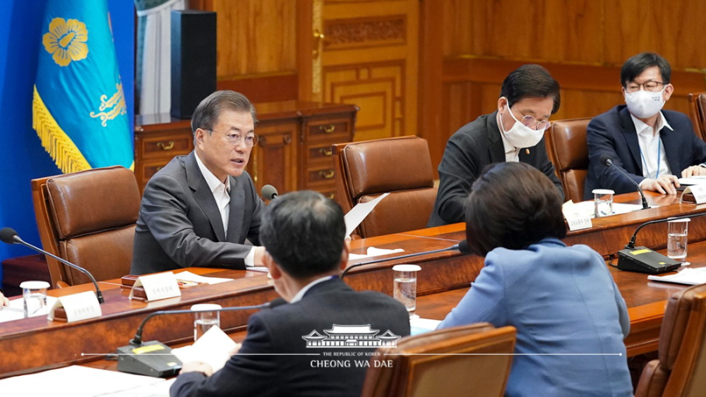 President Moon Jae-in on April 8 spoke on the phone with Estonian President Kersti Kaljulaid and expressed Korea's intent to share its experience in quarantine and treatment as well as clinical data related to the novel coronavirus disease (COVID-19). The photo above is of President Moon on April 8 attending the fourth meeting of the Emergency Economic Council.