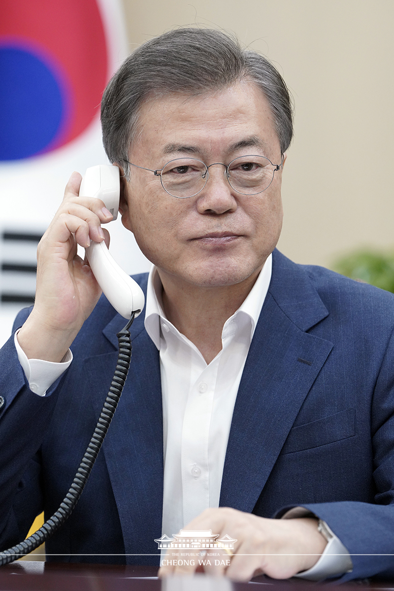 Speaking by phone at Cheong Wa Dae to Indian Prime Minister Narendra Modi