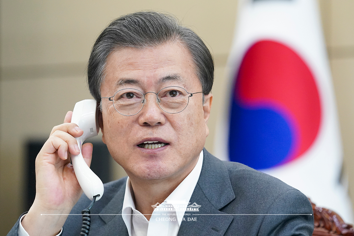 Speaking by phone at Cheong Wa Dae to the Director-General of the World Health Organization, Dr. Tedros Adhanom Ghebreyesus