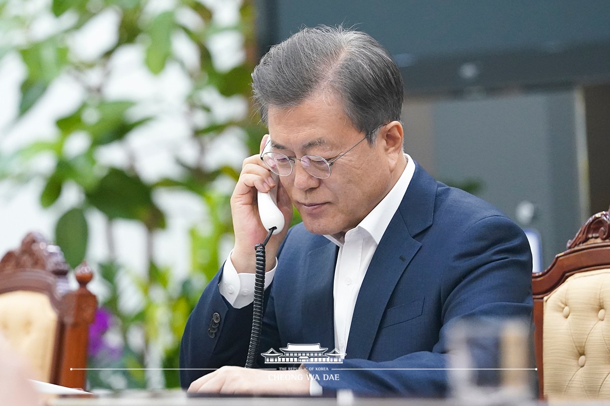 Speaking by phone at Cheong Wa Dae to Austrian Chancellor Sebastian Kurz