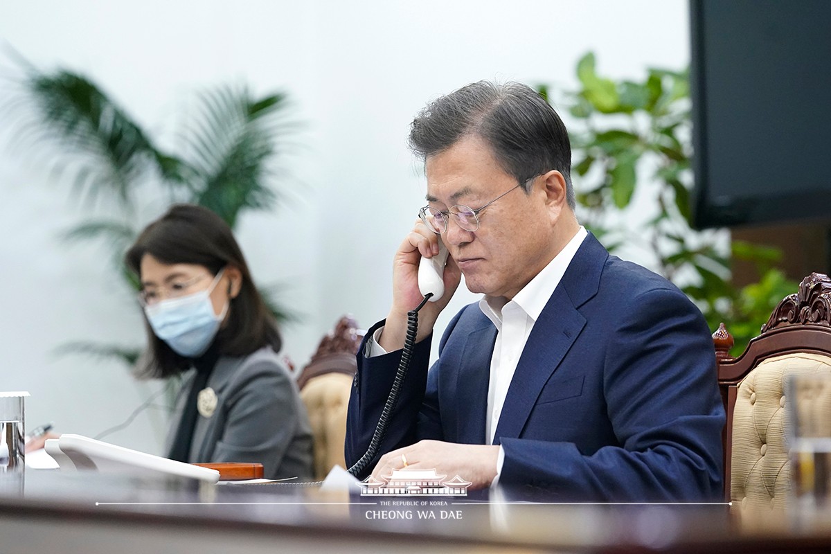 Speaking by phone at Cheong Wa Dae to Finnish President Sauli Niinistö