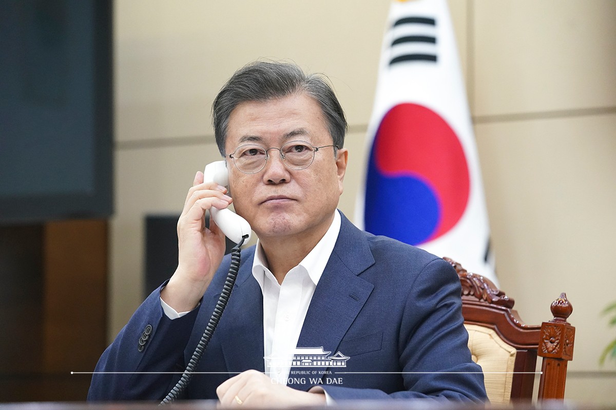 Speaking by phone at Cheong Wa Dae to Finnish President Sauli Niinistö