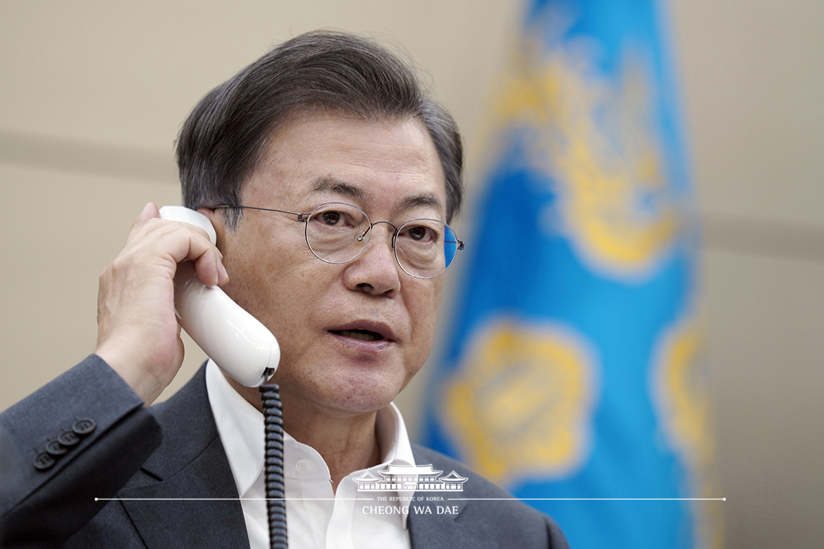 Speaking by phone at Cheong Wa Dae to Indonesian President Joko Widodo