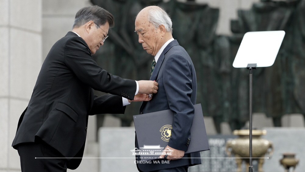 President Moon Jae-in on May 8 said on his social media accounts on the occasion of Parents' Day, "The ‘tomorrow’ our elders have yearned to create has become our ‘today.’” He is shown here on April 19 giving a medal to a national person of merit at a ceremony marking the 60th anniversary of the April 19 Revolution at the April 19th National Cemetery in Seoul's Gangbuk-gu District.