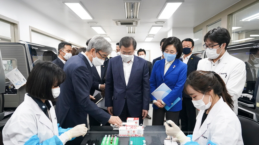 President Moon Jae-in on May 21 held a phone conversation with Georgian President Salome Zourabichi on cooperation in fighting the novel coronavirus disease (COVID-19). The photo shows President Moon on March 25 at the research facility of a biotech company that received emergency approval for producing COVID-19 diagnostic kits.