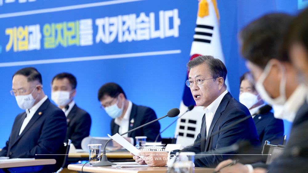 President Moon Jae-in on May 21 chairs a meeting of CEOs from key industries at the Korea International Trade Association in Seoul's Gangnam-gu District.