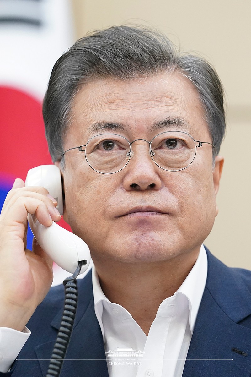 Speaking by phone at Cheong Wa Dae to Austrian Chancellor Sebastian Kurz