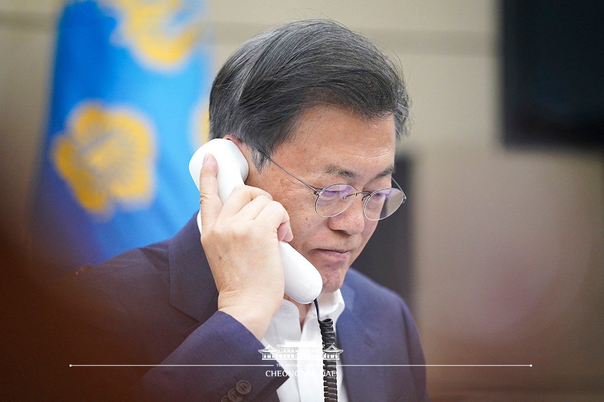 Speaking by phone at Cheong Wa Dae to Finnish President Sauli Niinistö