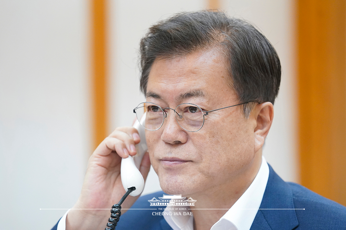 Speaking by phone to President of the People’s Republic of China Xi Jinping from Cheong Wa Dae 