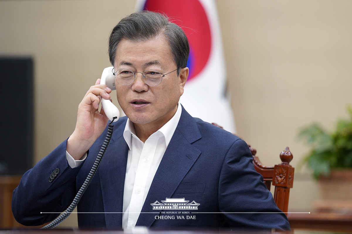 Speaking by phone to Prime Minister of Ireland Leo Varadkar from Cheong Wa Dae 