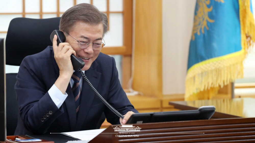 President Moon Jae-in on June 12 discusses bilateral cooperation in responding to the coronavirus pandemic with Honduran President Juan Orlando Hernández Alvarado. Pictured is President Moon in May 2017 on the phone with former Australian Prime Minister Malcolm Turnbull.