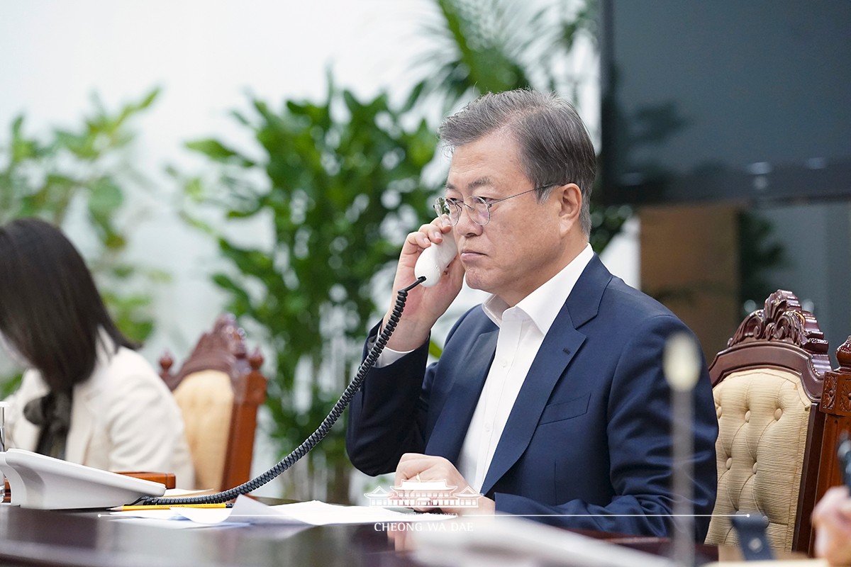 Speaking by phone to President of Georgia Salome Zourabichvili from Cheong Wa Dae 