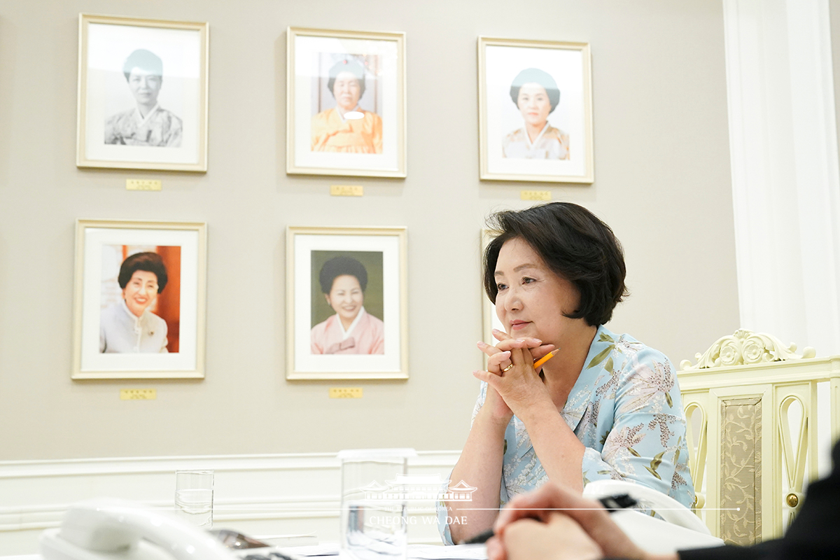 First Lady Kim Jung-sook speaking by phone to Germany’s First Lady Elke Büdenbender from Cheong Wa Dae 