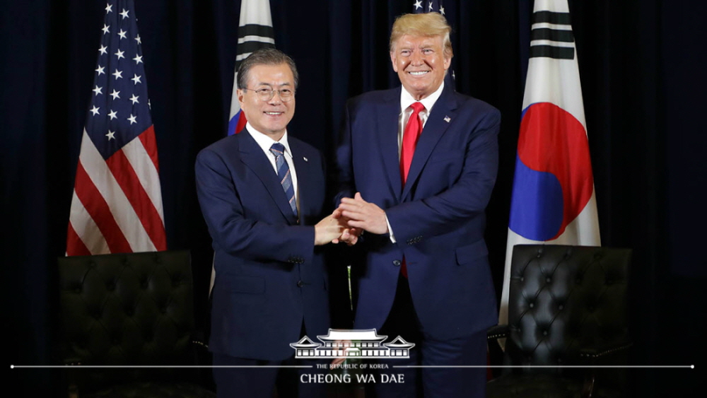 President Moon Jae-in and U.S. President Donald Trump on June 1 held a phone summit on agenda such as the opening of the next G7 summit, which will include Korea. The photo above is of the two leaders on Sept. 23, 2019, shaking hands before their summit at the hotel Intercontinental New York Barclay.