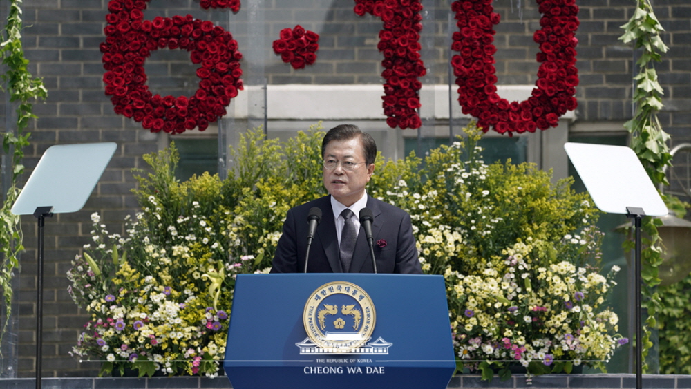 President Moon Jae-in on June 10 delivers a speech to mark the 33rd anniversary of the June 10 Democratic Protest in Seoul's Namyeong-dong neighborhood.