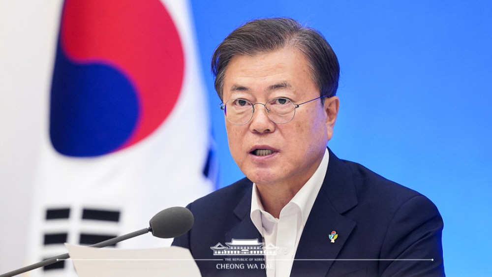 President Moon Jae-in on June 1 chairs the sixth Emergency Economic Council Meeting at Cheong Wa Dae.