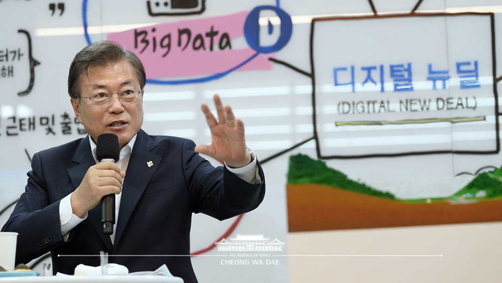 President Moon Jae-in on June 18 speaks at the office of Douzone, a big data platform company based in Chuncheon, Gangwon-do Province, and talks to staff in charge of developing innovative services using data and artificial intelligence.