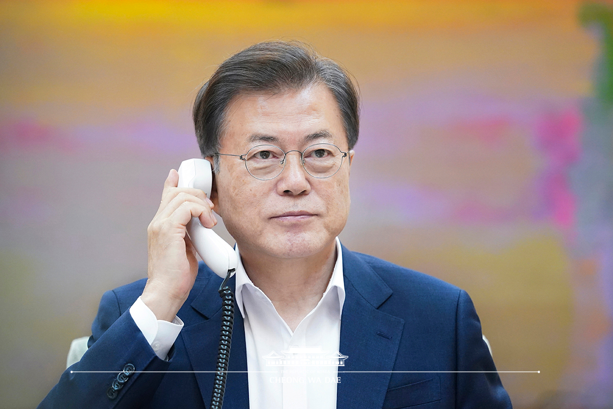 Speaking by phone to President of the People’s Republic of China Xi Jinping from Cheong Wa Dae 